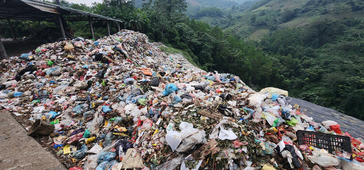 Hoa Binh: Can canh bai rac tren nui ri nuoc thai o nhiem moi truong-Hinh-2