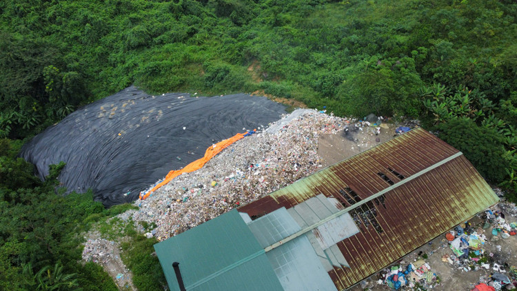 Hoa Binh: Can canh bai rac tren nui ri nuoc thai o nhiem moi truong-Hinh-9