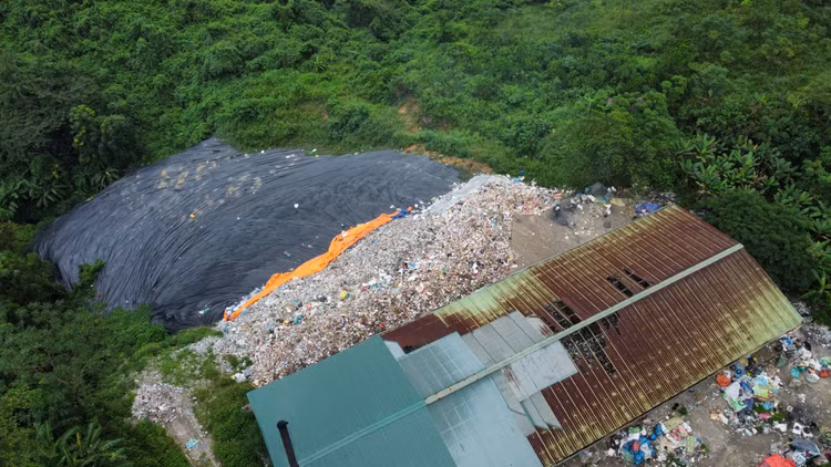 Hoa Binh: Can canh bai rac tren nui ri nuoc thai o nhiem moi truong-Hinh-9