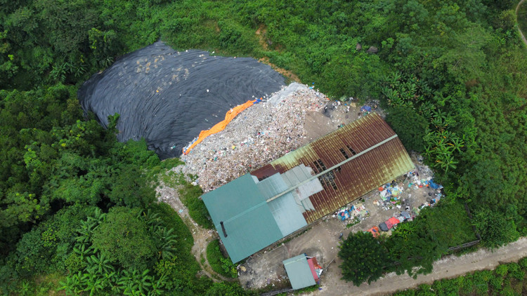 Hoa Binh: Can canh bai rac tren nui ri nuoc thai o nhiem moi truong