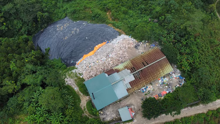 Hoa Binh: Can canh bai rac tren nui ri nuoc thai o nhiem moi truong