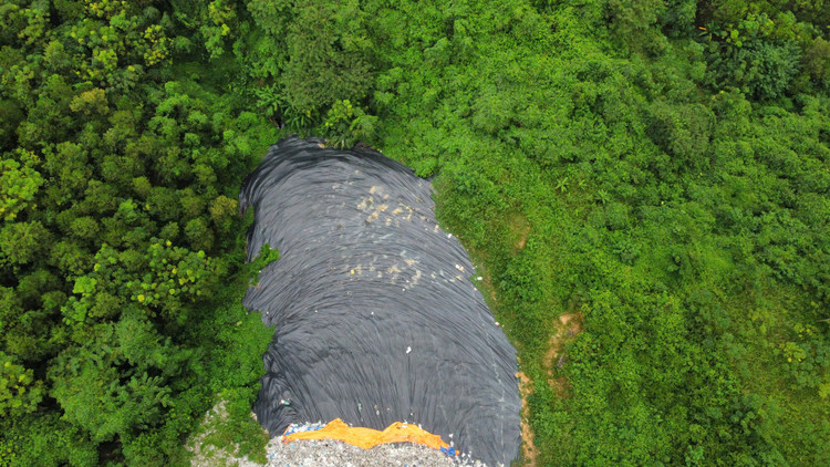 Hoa Binh: Can canh bai rac tren nui ri nuoc thai o nhiem moi truong-Hinh-11