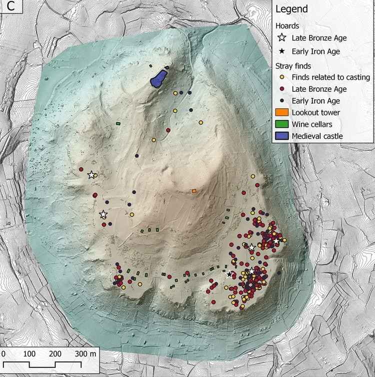 Bi an hang tram co vat 3.400 tuoi tren dinh nui lua-Hinh-4