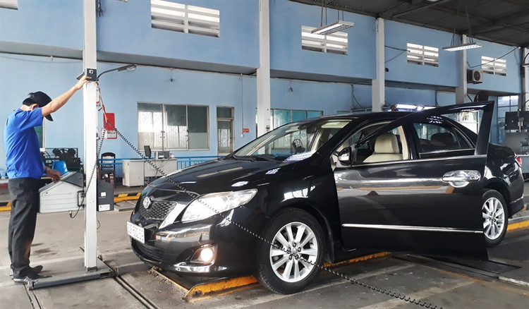 Mao danh nhan vien dang kiem lua lay tien “gia han kiem dinh”