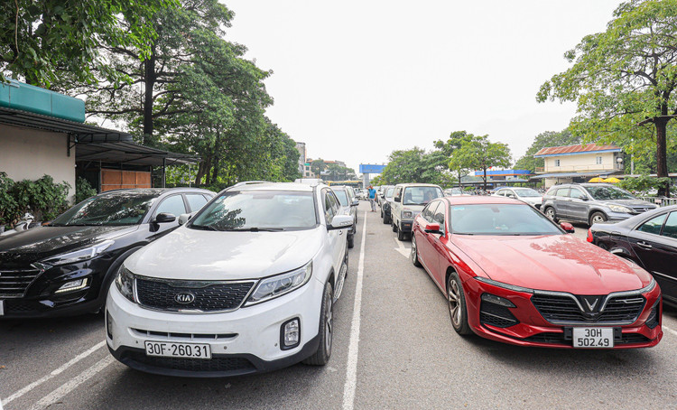 Ha Noi: Trung tam dang kiem lai tai dien “un u”, xe xep hang dai-Hinh-12