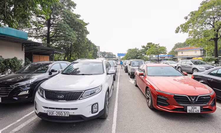 Ha Noi: Trung tam dang kiem lai tai dien “un u”, xe xep hang dai-Hinh-12