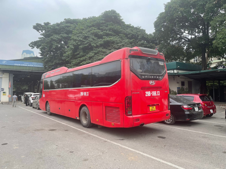 Ha Noi: Trung tam dang kiem lai tai dien “un u”, xe xep hang dai-Hinh-5