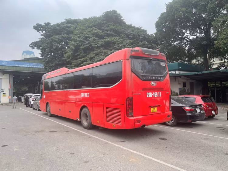 Ha Noi: Trung tam dang kiem lai tai dien “un u”, xe xep hang dai-Hinh-5