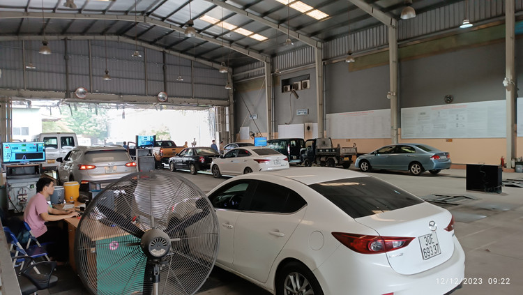 Ha Noi: Trung tam dang kiem lai tai dien “un u”, xe xep hang dai-Hinh-3