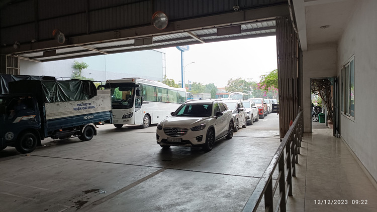 Ha Noi: Trung tam dang kiem lai tai dien “un u”, xe xep hang dai-Hinh-2