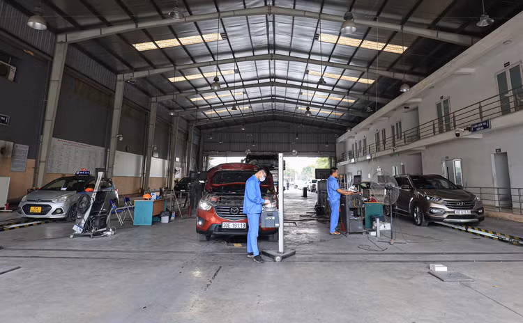 Ha Noi: Trung tam dang kiem lai tai dien “un u”, xe xep hang dai-Hinh-10