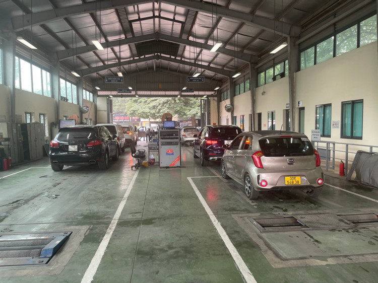 Ha Noi: Trung tam dang kiem lai tai dien “un u”, xe xep hang dai-Hinh-7