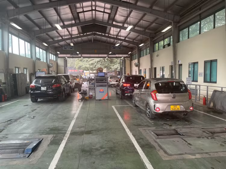 Ha Noi: Trung tam dang kiem lai tai dien “un u”, xe xep hang dai-Hinh-7