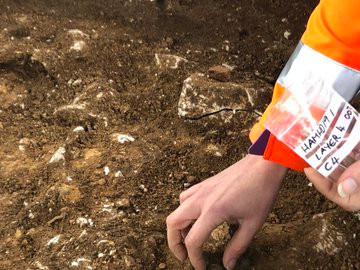 Dung may do kim loai, vo bam kho bau tien co “khung