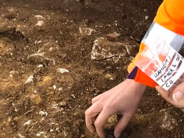 Dung may do kim loai, vo bam kho bau tien co “khung