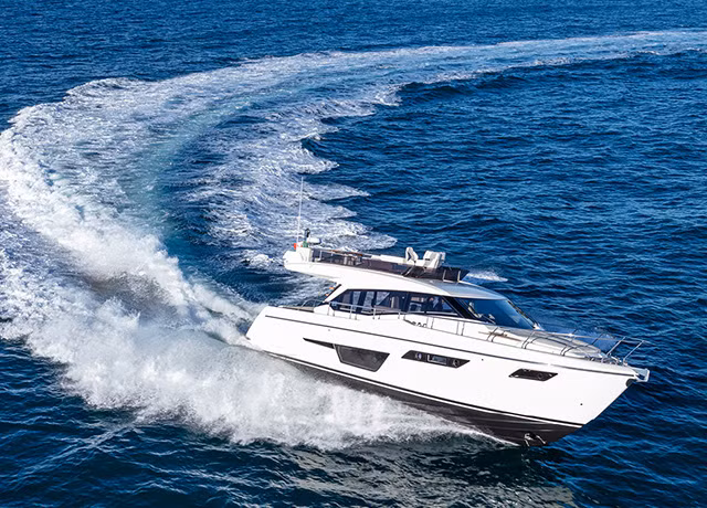 Giat minh ly do du thuyen thuong duoc son mau trang xoa-Hinh-9