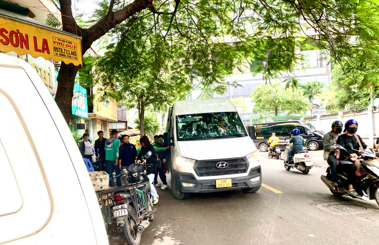 Ha Noi: Xe du van tung hoanh don tra khach trai quy dinh-Hinh-2