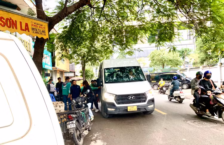 Ha Noi: Xe du van tung hoanh don tra khach trai quy dinh-Hinh-2