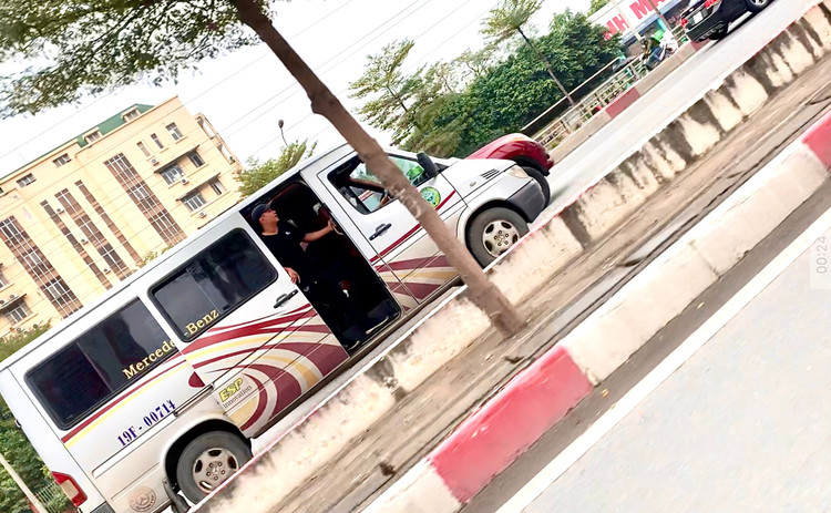 Ha Noi: Xe du van tung hoanh don tra khach trai quy dinh-Hinh-3