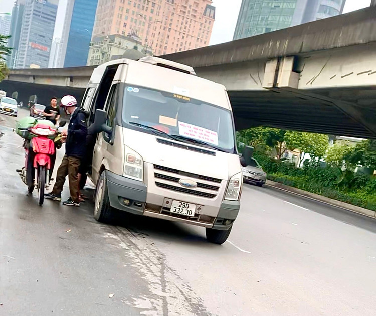 Ha Noi: Xe du van tung hoanh don tra khach trai quy dinh