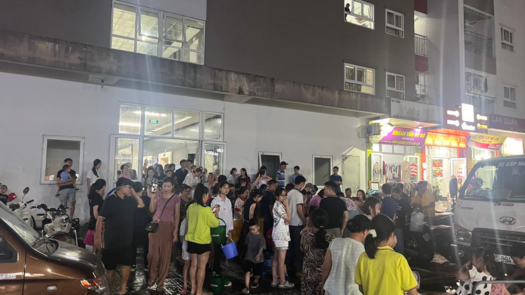 Tre nho xach xo chau theo nguoi lon xep hang cho nuoc o KDT Thanh Ha-Hinh-7