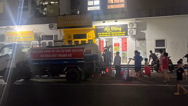 Tre nho xach xo chau theo nguoi lon xep hang cho nuoc o KDT Thanh Ha-Hinh-6