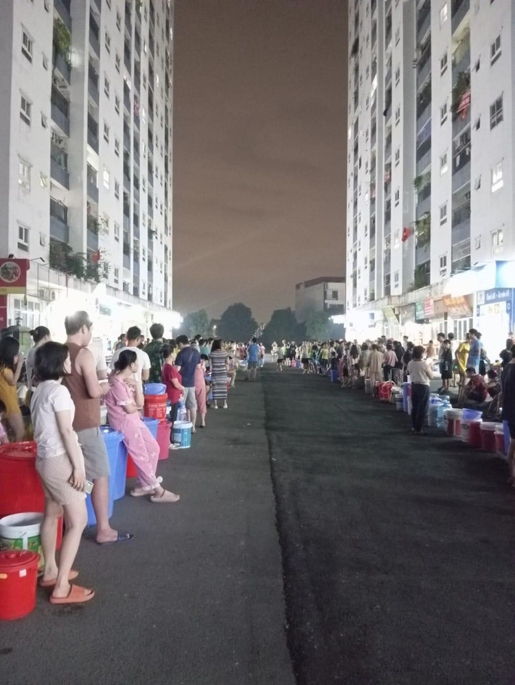 Tre nho xach xo chau theo nguoi lon xep hang cho nuoc o KDT Thanh Ha-Hinh-5