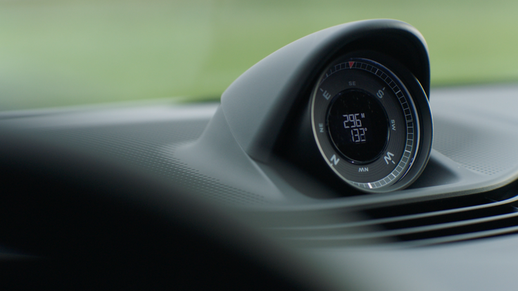 Porsche ra mắt xe điện gầm cao Taycan Cross Turismo ảnh 12 Xe được bán ra tiêu chuẩn với hệ thống treo khí nén, hệ dẫn động bốn bánh toàn thời gian và hai mô-tơ điện. Nhờ những nâng cấp về khung gầm và thiết kế, Taycan Cross Turismo sẽ nặng hơn phiên bản sedan, đạt 2.358 kg.