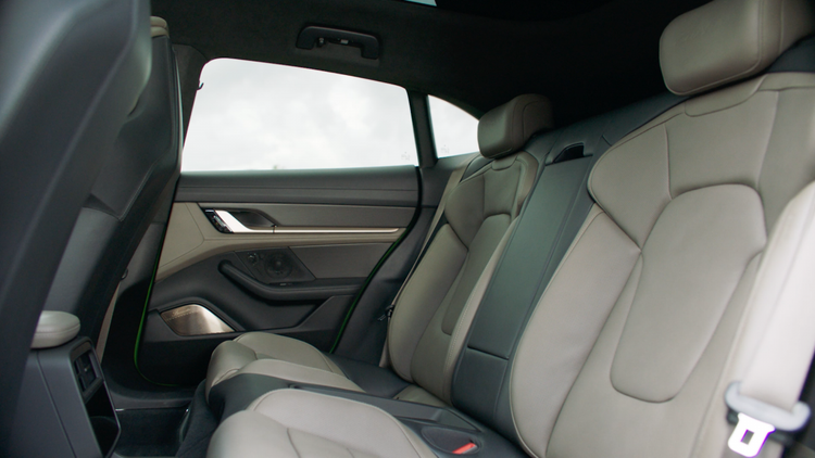 Porsche ra mắt xe điện gầm cao Taycan Cross Turismo ảnh 13 Bên trong khoang cabin, có thể thấy nội thất của Taycan tràn đầy công nghệ khi có đến 4 màn hình, nổi bật với màn hình giải trí cho ghế phụ. Ghế lái với màn hình cong 16,8 inch kiểu dáng tròn trịa, thiết kế đặc trưng Porsche. Màn hình này dùng kính thật, bộ lọc phân cực, chống lóa. Đồng hồ thiết lập 4 chế độ gồm Classic, Map, Full Map và Pure.