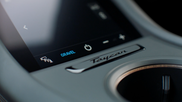 Porsche ra mắt xe điện gầm cao Taycan Cross Turismo ảnh 14 Porsche xây dựng một loạt các tùy chọn cá nhân hóa cho Taycan từ truyền thống cho đến hiện đại. Tùy chọn da cổ điển và nội thất không dùng da sử dụng chất liệu cao cấp. Ốp cửa và bảng điều khiển trung tâm tùy chọn trang trí gỗ quý, carbon mờ, nhôm hoặc vải dập nổi. Có tất cả 4 tông màu nội thất để khách hàng lựa chọn.