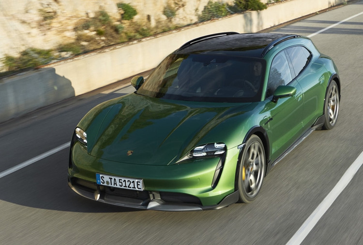 Porsche ra mắt xe điện gầm cao Taycan Cross Turismo ảnh 8 Phiên bản Porsche Taycan 4 Cross Turismo thấp nhất sẽ có công suất cực đại 375 mã lực ở chế độ tiêu chuẩn và 469 mã lực thông qua chức năng Launch Control. Với sức mạnh này, chiếc wagon gầm cao có khả năng tăng tốc lên 100 km/h trong 4,8 giây và tốc độ tối đa đạt 219 km/h. Cao cấp hơn, bản 4S sẽ được trang bị kèm bộ pin Performance Plus với dung lượng 93.4 kWh.