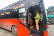 Xe khách 19 chỗ chở 60 hành khách, dính phạt hơn 200 triệu đồng