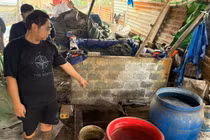 Tạm giữ hình sự 3 đối tượng xả chất thải nguy hại ven sông Đuống