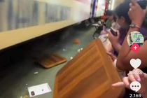 Xác minh vụ tàu hoả hất văng bàn ghế trên phố đường tàu