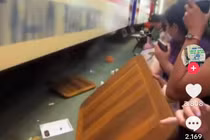 Xác minh vụ tàu hoả hất văng bàn ghế trên phố đường tàu