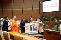 Quốc hội tưởng niệm và ủng hộ đồng bào miền Trung và Tây Nguyên