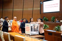 Quốc hội tưởng niệm và ủng hộ đồng bào miền Trung và Tây Nguyên