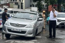 Xe ô tô 7 chỗ rơi xuống "hố tử thần" ở Hà Nội do vỡ ống nước