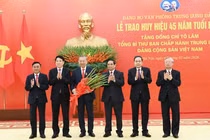 Tổng Bí thư Tô Lâm nhận Huy hiệu 45 năm tuổi Đảng