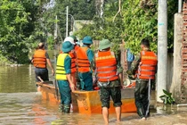 Hà Nội di dời dân khỏi vùng ngập nặng do mưa lũ