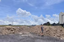 4 đối tượng ở Quảng Ninh bị khởi tố vì thải trộm bã bê tông