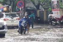 Hà Nội ngập trong "biển nước" sáng 26/8, sinh hoạt đảo lộn