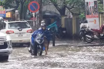 Hà Nội ngập trong "biển nước" sáng 26/8, sinh hoạt đảo lộn