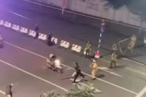 Hai đối tượng lao xe vào Đại úy Cảnh sát cơ động- dấu hiệu coi thường pháp luật