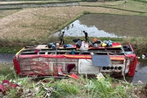 Tai nạn xe khách tuyến Sơn La - Quảng Ninh làm 11 người bị thương