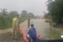 Cứu hộ thành công nhiều người mắc kẹt trong bão số 10 tại Thanh Hóa