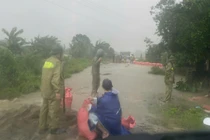 Cứu hộ thành công nhiều người mắc kẹt trong bão số 10 tại Thanh Hóa