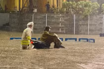 CSGT dầm mưa hỗ trợ người dân ngày ngập lụt 