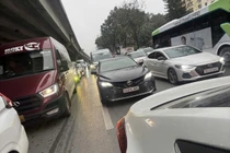 Người dân Hà Nội ùn ùn rời thành phố về quê đón Tết sáng sớm