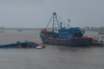 Cứu sống 9 người bị lật tàu ở sông Chanh - Quảng Ninh